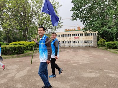 Евразийцы, которые борются за выживание, сильные!