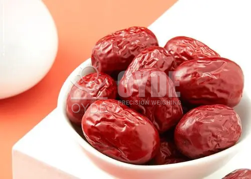 "Сяосюэ ест красные финики, и ей не страшна холодная зима&